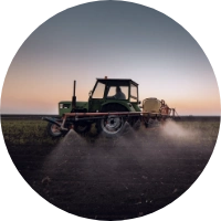 Traktor na&nbsp;polu