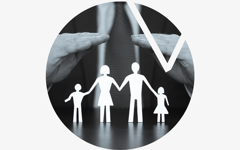 Dłonie chroniące makietę rodziny