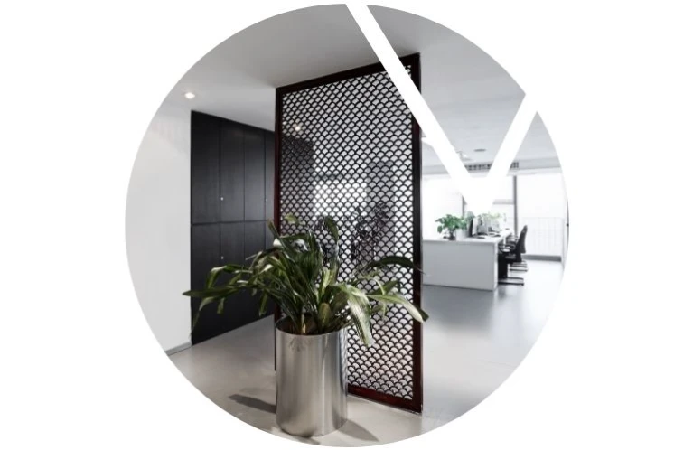 Przestronne biuro z&nbsp;zielonym kwiatkiem doniczkowym