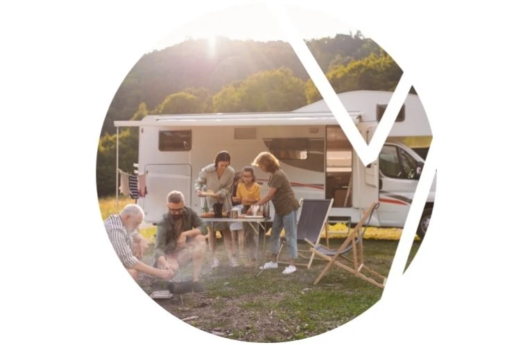 Rodziny wyjazd samochodem campingowym